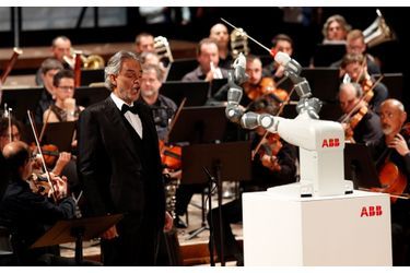 Andrea Bocelli Dirigé Par Un Robot Chef D'orchestre 7