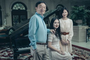 Avec ses parents, Ren Zhengfei et Ling Yao.  A Shenzhen, dans un des salons du palais construit pour recevoir les visiteurs prestigieux de Huawei. 