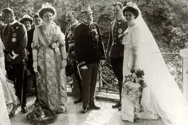 La princesse Zita de Bourbon-Parme et Charles de Habsbourg-Lorraine le jour de leur mariage, avec l&#039;empereur François-Joseph d&#039;Autriche, le 21 octobre 1911