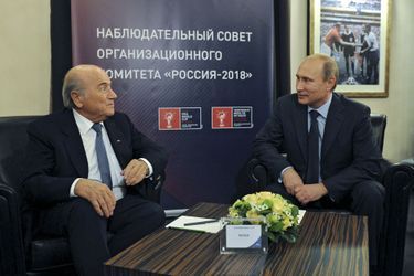 Le président de la Fifa Sepp Blatter et le président russe Vladimir Poutine lors d&#039;une rencontre à Moscou le 28 octobre dernier.