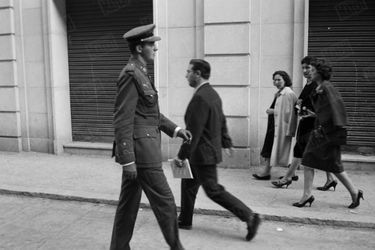 «Dans les rues d'Alicante, un cadet en permission attire tous les regards. C'est don Juan Carlos.» - Paris Match n°531, 13 juin 1959