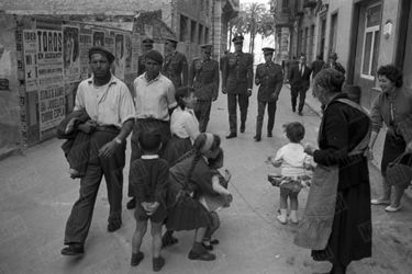 Juan Carlos d'Espagne dans les rues d'Alicante, en 1959.
