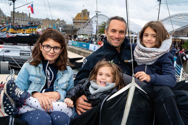 Fabrice Amédéo et ses trois filles, Joséphine, 10 ans, Garance, 5 ans et demi et Louise, 9 ans, à bord de l’Imoca Newrest.