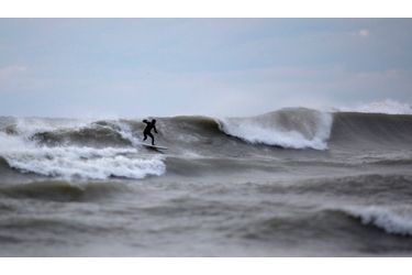 Un surfer brave les vagues de la tempête, à Milwaukee dans le Wisconsin