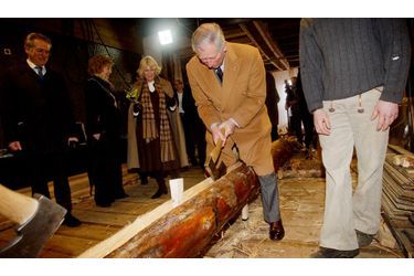 Le prince Charles en voyage officiel en Scandinavie en mars 2012 a coupé du bois à Bergen, en Norvège. Les tabloïds britanniques avaient titré cette photo: &quot;Attention aux joyaux de la Couronne, Charles!&quot;