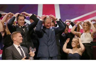 Le prince Charles fait le &quot;mobot&quot; - le signe distinctif de la victoire du coureur britannique Mo Farah - lors d&#039;une cérémonie en l&#039;honneur de membres des équipes olympique et paralympique de Grande-Bretagne en octobre 2012.