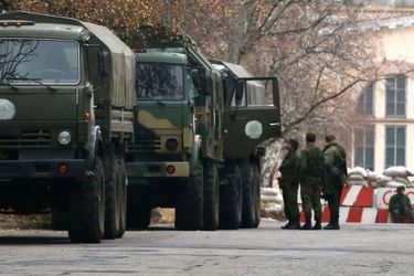 Des troupes sont stationnées près d'un bâtiment officiel de Donetsk, dans l'Est ukrainien. 