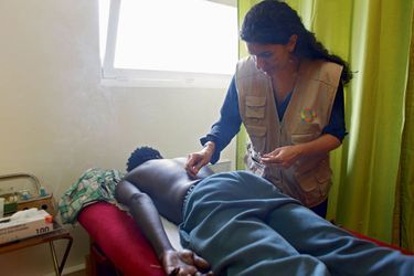 Cet été, dans le camp de migrants à Calais, l’acupunctrice en séance de soins.