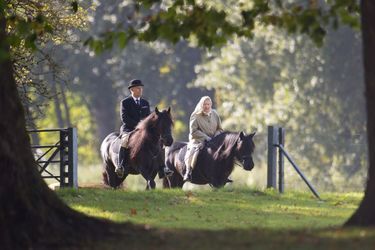 La reine Elizabeth II à cheval près de son château de Windsor, le 17 octobre 2016