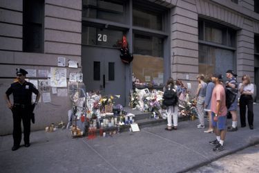 Les fleurs déposées au bas de l&#039;appartement de John F Kennedy Jr. et son épouse Carolyn Bessette, le 19 juillet 1999.