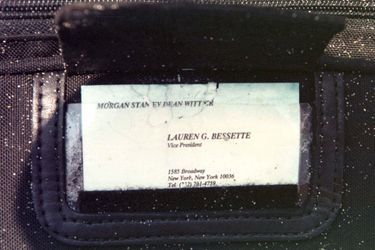 Dans la pochette d&#039;identification du sac de voyage découvert samedi près de la plage de Philbin, à Gay Head, sur l&#039;ile de Martha&#039;s Vineyard, la carte de visite de Lauren Bessette, la belle-soeur de John Kennedy Jr.