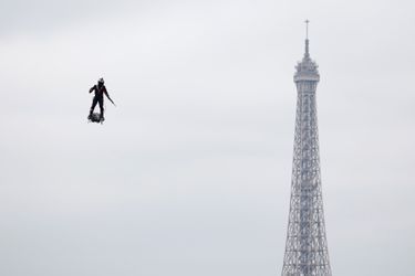 Franky Zapata sur son &quot;Flyboard&quot;, &quot;homme volant&quot; au-dessus des Champs-Elysées dimanche lors du traditionnel défilé du 14-juillet. 