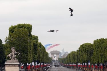 Franky Zapata sur son &quot;Flyboard&quot;, &quot;homme volant&quot; au-dessus des Champs-Elysées dimanche lors du traditionnel défilé du 14-juillet. 
