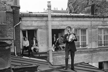 En 1966, Jacques Dutronc tambourine sur les toits de Paris avec son groupe dont Alain Le Govic, futur Alain Chamfort, premier à gauche. 