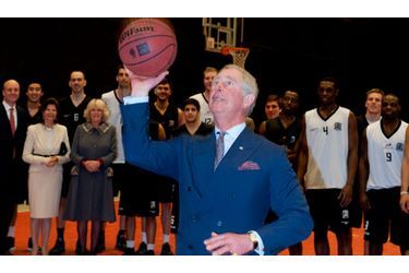 Tel Michael Jordan -mais en costume- le prince Charles s&#039;est entrainé au basket, au centre de la jeunesse de Fryhuset, à Stockholm en Suède lors du même voyage.