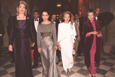 La Begum Inaara Aga Khan et la princesse Haya de Jordanie (à gauche) avec Anne-Aymone Giscard d&#039;Estaing au château de Versailles, le 4 décembre 2...