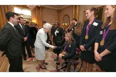 La reine Elizabeth II félicite la sprinteuse paralympique Hannah Cockcroft