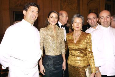 La reine Rania de Jordanie avec Anne-Aymone Giscard d&#039;Estaing au château de Versailles, le 3 décembre 2001