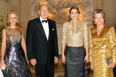 La reine Rania de Jordanie avec Valéry et Anne-Aymone Giscard d&#039;Estaing au château de Versailles, le 3 décembre 2001