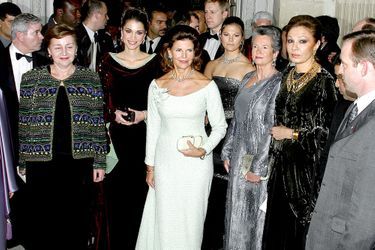 La reine Rania de Jordanie, la reine Silvia et la princesse Victoria de Suède, l&#039;ancienne impératrice d&#039;Iran Farah Dibah au château de Versailles...