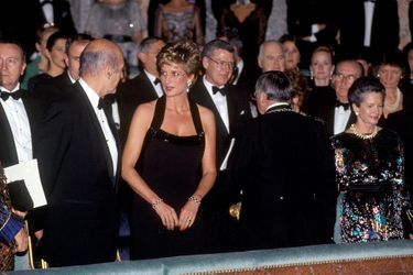 Lady Diana avec Anne-Aymone et Valéry Giscard d&#039;Estaing au château de Versailles, le 28 novembre 1994