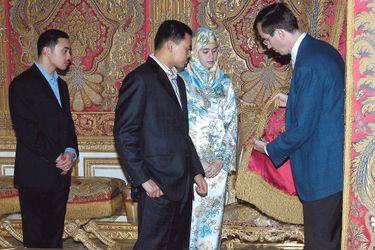 Le prince Haji Al Muhtadee Billah de Brunei et la princesse Sarah au château de Versailles le 5 juin 2006