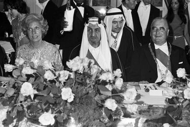 Le roi Fayçal d&#039;Arabie Saoudite avec le président Pompidou et sa femme au château de Versailles, le 15 mai 1973