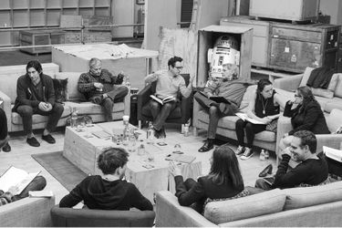 Une photo diffusée par LucasFilm en avril dernier, avec les principaux acteurs du futur "Star Wars" autour du réalisateur J.J. Abrams.