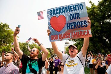 Les héros du thalys défilent à Sacramento