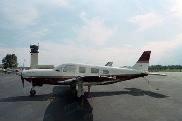 Un an après sa mort, Paris Match avait reconstitué le dernier jour de John John, le vendredi 16 juillet 1999 : ici, un avion Piper Saratoga II HP sur une piste de l&#039;aéroport d&#039;Essex.