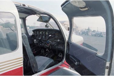 Un an après sa mort, Paris Match avait reconstitué le dernier jour de John John, le vendredi 16 juillet 1999 : ici, vue du cockpit d&#039;un avion Piper Saratoga II HP sur une piste de l&#039;aéroport d&#039;Essex.