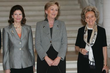 La reine des Belges Paola avec la reine Silvia de Suède et Bernadette Chirac, le 23 novembre 2004