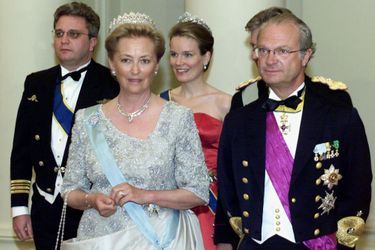 La reine des Belges Paola avec le roi Carl XVI Gustaf de Suède, la princesse Mathilde et les princes Laurent et Philippe, le 8 mai 2001