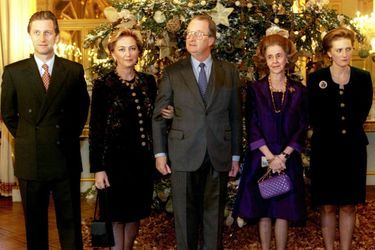 La reine des Belges Paola avec le roi Albert II, l'ex-reine Fabiola, le prince Philippe et la princesse Astrid, le 20 décembre 1996
