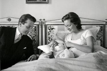 La princesse Paola de Belgique avec le prince Albert et leur fils le prince Philippe, en avril 1960