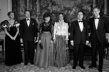 La princesse Paola de Belgique avec le prince Albert, le roi Baudouin et la reine Fabiola, et François et Danielle Mitterrand, le 14 octobre 1983