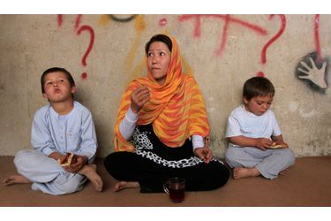 Deux garçons entourent leur mère, dans le refuge &quot;The Mother camp&quot;, qui accueille mère et enfants à Kaboul. (le 4 octobre)