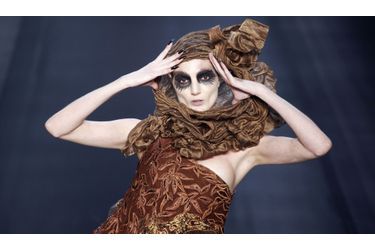 Un modèle présente une création de Lino Villaventura lors du défilé pour la collection automne/hiver 2013, à la Fashion Week de Sao Paulo, au Brésil.