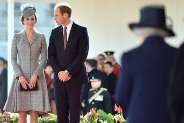 La duchesse de Cambridge, née Kate Middleton, avec le prince William, et la reine Elizabeth au premier plan, le 21 octobre dernier.