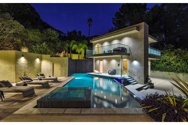 La villa de Rihanna est située sur les collines hollywoodiennes à Los Angeles
