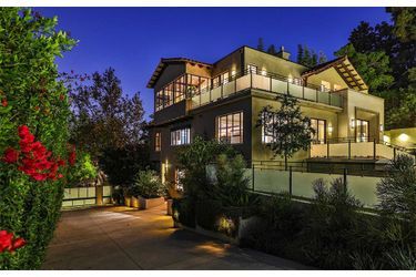 La villa de Rihanna est située sur les collines hollywoodiennes à Los Angeles