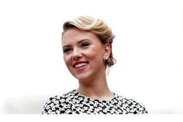 En couple depuis plusieurs mois avec le publicitaire Nate Naylor, Scarlett Johansson a ce mois-ci rompu. Depuis son divorce de Ryan Reynolds, la belle passe d&#039;un homme à un autre sans réussir à se caser.