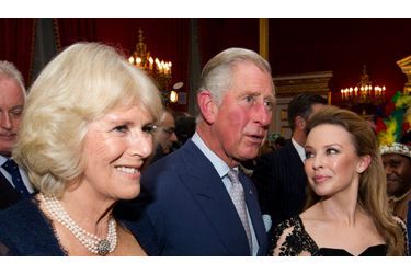 Le prince Charles et Camilla ont donné une soirée à Saint James’s Palace afin de célébrer la culture océanienne. Pour l’occasion, la chanteuse pop Kylie Minogue a fait le déplacement à Londres. Le couple royal a également assisté à des représentations de danseurs venus de Papouasie Nouvelle Guinée et de Nouvelle-Zélande. 