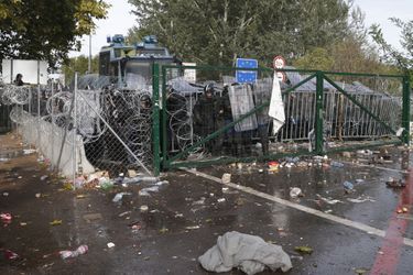 Violents heurts entre policiers et réfugiés à la frontière hongroise