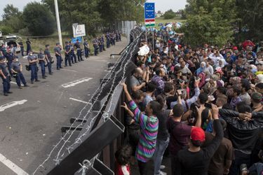 Violents heurts entre policiers et réfugiés à la frontière hongroise