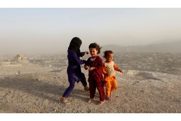 Trois petites filles tentent de se protéger du vent puissant qui arrive sur Kaboul, le 3 septembre dernier.