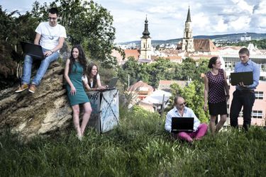 Sur fond de clocher bucolique de la ville de Cluj, la jeune équipe de l'entreprise Xoomworks édite un logiciel pour les salariés d'Alstom.