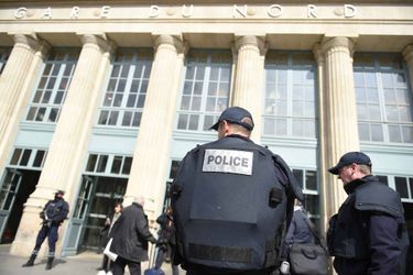 Des policiers devant la Gare du Nord à Paris.