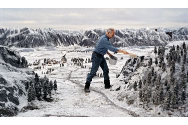 Grandeur nature, le monde était à ses pieds Derek Meddings enneige les sommets d’une montagne de carton-pâte pour son dernier James Bond, en 1995. Il meurt pendant la postproduction de « GoldenEye ».