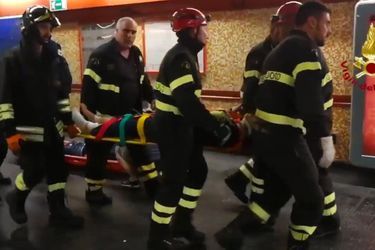 Les pompiers au secours des blessés après l'écroulement d'un escalier mécanique dans le métro de Rome.